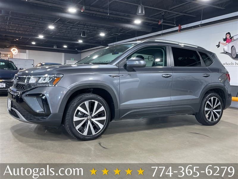 2024 Volkswagen Taos SE photo 1