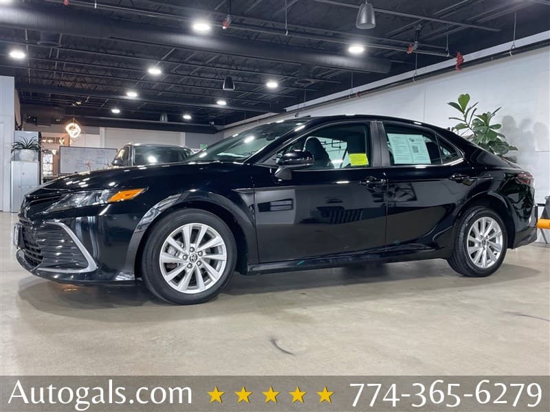 2023 Toyota Camry LE photo 1