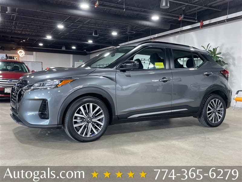 2024 Nissan Kicks SR photo 1