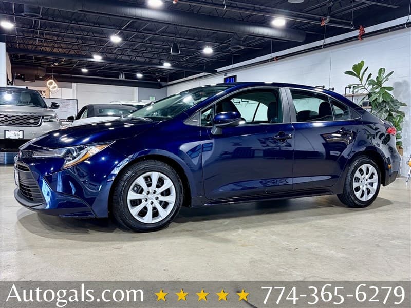 2024 Toyota Corolla LE photo 1
